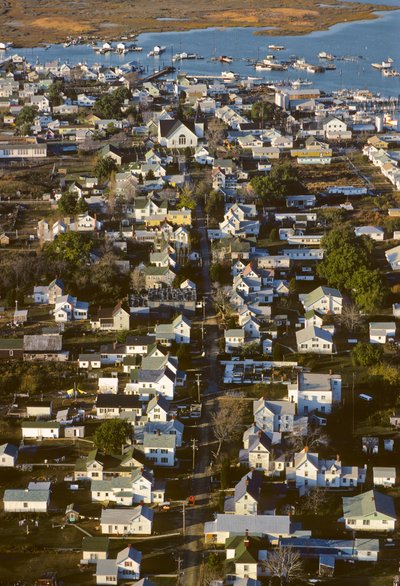 Luftfoto af husene langs King Street, som er bebyggelsens rygrad på Tangier Island... af Nathan Benn