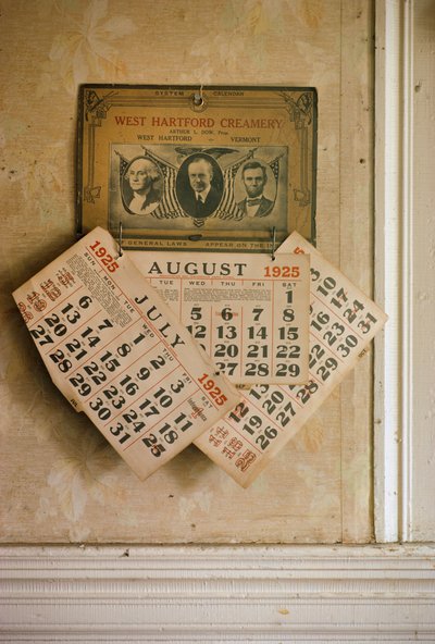 Antik patriotisk temakalender for 1925 hængende i et hus i Quechee, Vermont på A... af Nathan Benn