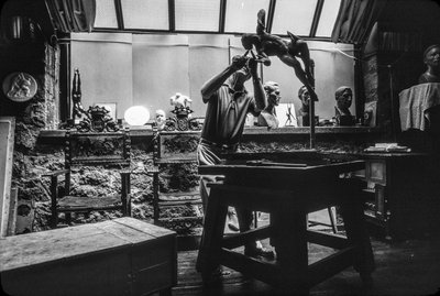Billedhuggeren Walker Hancock arbejder i sit atelier af Nathan Benn