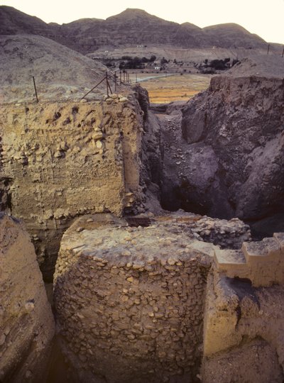 Grøft ved det neolitiske arkæologiske område i Jericho af Nathan Benn