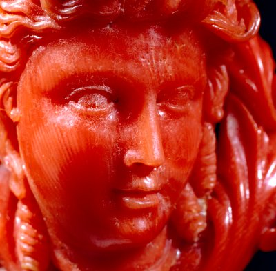 Vedhæng af klassisk hoved og anafor i middelhavskoral og guld (detalje) af Neapolitan School