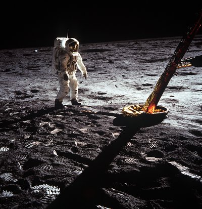 Buzz Aldrin ved benet af månemodulet, Apollo II Mission, juli 1969. af Neil Armstrong
