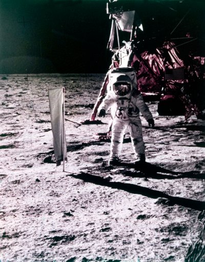 Buzz Aldrin installerer solvindfanger på Månens overflade, Apollo 11 mission, juli 1969. af Neil Armstrong