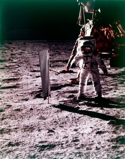Buzz Aldrin installerer solvindfanger på Månens overflade, Apollo 11 mission, juli 1969. af Neil Armstrong