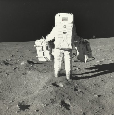 Buzz Aldrin på månen med komponenter fra den tidlige Apollo Scientific Experiments Package, 1969. af Neil Armstrong