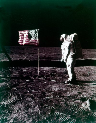 Buzz Aldrin står ved siden af det amerikanske flag på Månens overflade, juli 1969. af Neil Armstrong