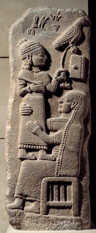Lavt basaltrelief, der forestiller skriveren Tarhunpiyas på sin mors knæ, mens han holder skriften og en jagtfalk. Slutningen af det 8. århundrede f.Kr. Fra Marash, Anatolien. Neo-hittitæra (1050-800 f.Kr.) Dim. 0,75x0,28 m. Paris, Louvre-museet af Neo Hittite Neo Hittite