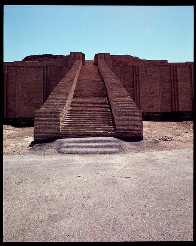 Udsigt over trappen til den rekonstruerede ziggurat, 2050 f.Kr af Neo Sumerian