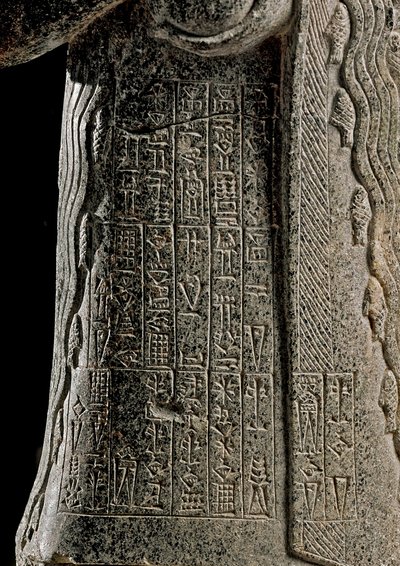 Sumerisk kunst: Detalje af statuen af Gudea, Prins af Lagash kaldet "" med den fossende vase"" og dedikeret til gudinden Geshtinanna - Skulptur i dolerit fra Tello (Girsu en Mesopotamien), mod 2120 f.Kr. Højde: 62 cm, Bredde: 25,60 cm - Paris, Muse af Neo Sumerian Neo Sumerian