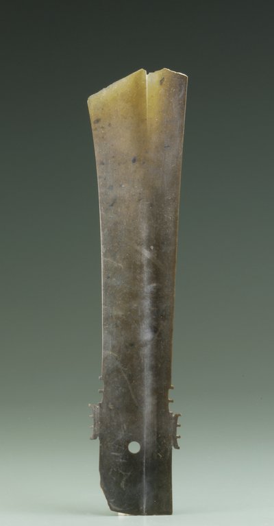 Gaffelmejsel (zhang), Qijia-kultur, ca. 2500-2000 f.Kr. (jade) af Neolithic Period Chinese School