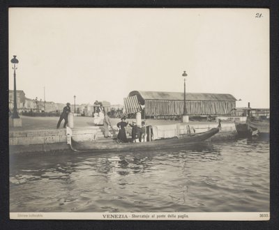 Gondol langs en anløbsbro ved Ponte della Paglia i Venedig Venezia - Sbarcatojo al ponte della paglia (titel på objektet) af Neue Photographische Gesellschaft