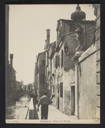Kade langs de Chiesa di San Barnaba te Venetië Venedig - S. Barnaba-kirken (titel på objektet) af Neue Photographische Gesellschaft