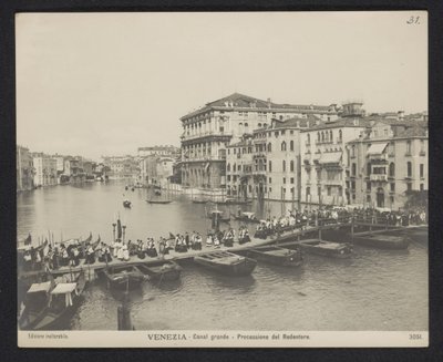 Procession over en pontonbro på Canal Grande i Venedig under Festa del Redentore Venedig - Canal Grande - Processione del Redentore (titel på objekt) af Neue Photographische Gesellschaft
