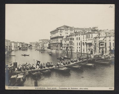 Procession over en pontonbro på Canal Grande i Venedig under Festa del Redentore Venedig - Canal Grande - Processione del Redentore - altra veduta (titel på objekt) af Neue Photographische Gesellschaft