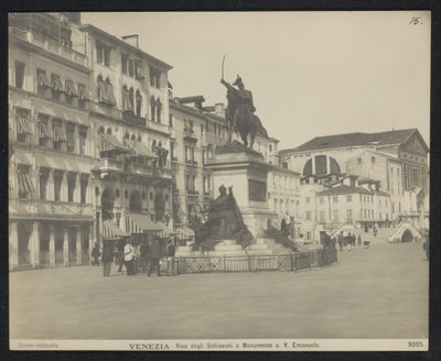 Riva degli Schiavoni te Venetië, med en ruiter standbillede af Victor Emmanuel II fra Italien Venedig - Riva degli Schiavoni og monument til. V. Emanuele (titel på objekt) af Neue Photographische Gesellschaft