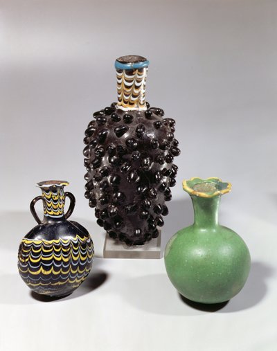 Egyptiske vaser: drueklase, granatæble og bølgemotiv (glas) af New Kingdom Egyptian