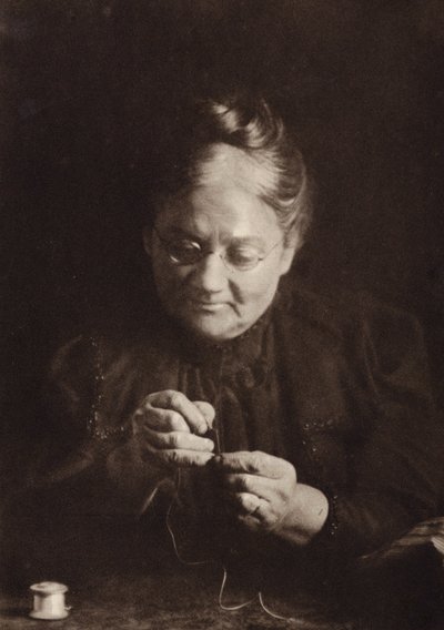 "At tråde nålen" (s/h-foto) af Nichol Elliot