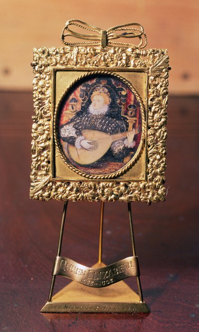 Dronning Elizabeth I spiller lut (miniature inklusive messingstand) (se også 75751) af Nicholas Hilliard
