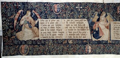 Ophængning af åbenbaringen (1373-1383), engle, der bærer lidenskabens instrumenter. Tapestry af Nicolas Bataille (1330-1405) af Nicolas Bataille