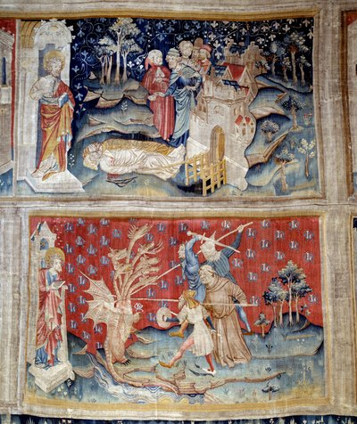 Apokalypsens gardin: ligene ligger på jorden, dragen kæmper mod Guds tjenere inkarneret af en munk og laics. 1373-1383. lavet af Nicolas Bataille (1330-1405) Angers, gobelinmuseet af Nicolas Bataille