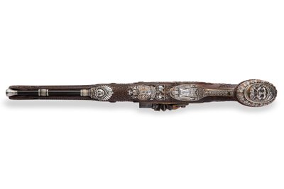 En af et par sølvmonterede riflede flintlåspistoler, Versailles, 1825 af Nicolas Noel Boutet