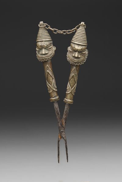 Figurtænger til Oshugbo Society-ritualer (støbt kobberlegering og jern) af Nigerian Nigerian