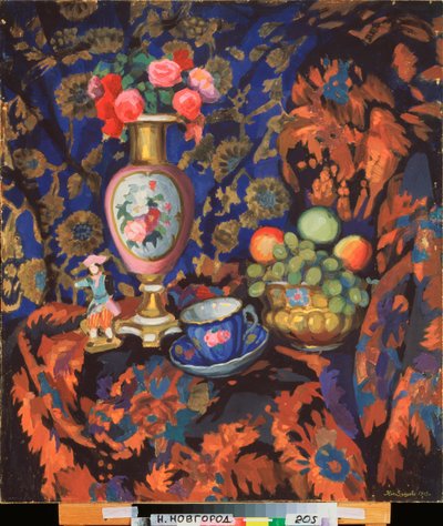 Stilleben med porcelæn og blomster - Værk af Nikolai Semyonovich Zaytsev (1885-1938), tempera på pap af Nikolai Semyonovich Zaytsev