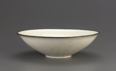Ding ware skål med indskåret lotus dekoration, Hebei-provinsen, 11.-begyndelsen af det 12. århundrede (keramik) af Northern Song Dynasty Chinese School