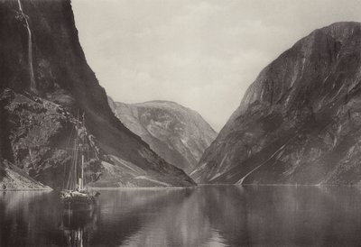 Næroyfjorden fra Vikingvang Hotel (s/h foto) af Norwegian Photographer