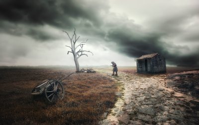 En ensom skikkelse under en stormfuld himmel af Nuno Araujo