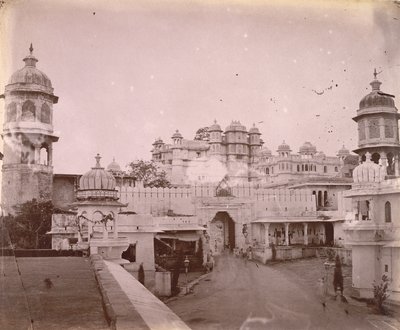 Udsigt over bypaladset, med indgangsporten i forgrunden, Udaipur af O.S. Baudesson