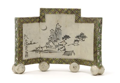 Skrivebordsskærm i Kenzan-stil med design af bjergretræte, Inkstone-skærm (kenbyo), slutningen af det 19. århundrede (buff ler, jernpigment, emaljer under gennemsigtig blyglasur) af Ogata (style of) Kenzan
