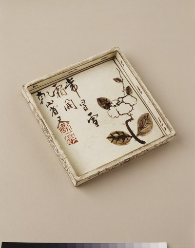 Kagetallerken med blommedesign, tidligt 18 århundrede (keramik med jernoxid og klare glasurer) af Ogata Kenzan