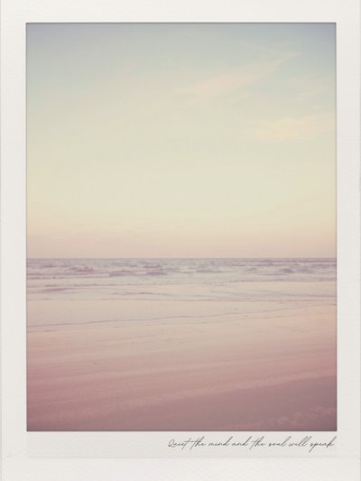 Fredfyldt pastelfarvet strand af Ohkimiko