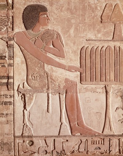 Relief, der forestiller den afdøde siddende foran et offerbord med brød (malet sten) af Old Kingdom Egyptian