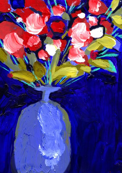 Levende røde blomster i en blå vase af Olga Skomorokhova