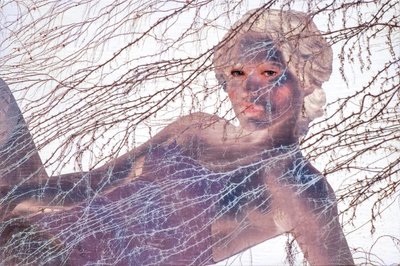 Hennessy, 2020 (blandede medier på træ) af Olivia Gozzano