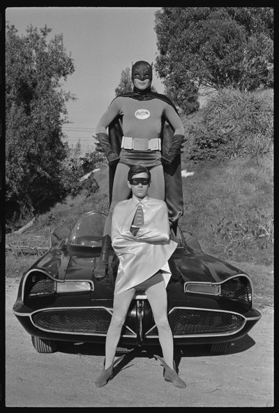 Batman og Robin og Batmobile på settet til 
