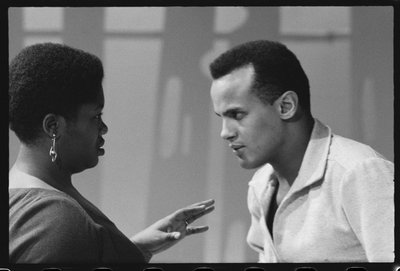 Harry Belafonte med Odetta på sæt af tv-special af Orlando Suero