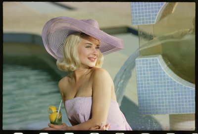 Hope Lange fotoshoot ved poolen af Orlando Suero