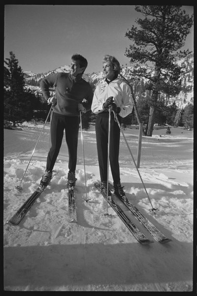 Janet Leigh og Tony Curtis på ski ved vinter-OL i Squaw Valley, Californien af Orlando Suero