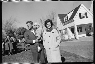 John F. Kennedy med Jackie Kennedy og datter, Caroline af Orlando Suero
