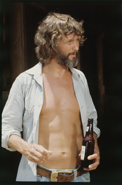 Kris Kristofferson med øl af Orlando Suero