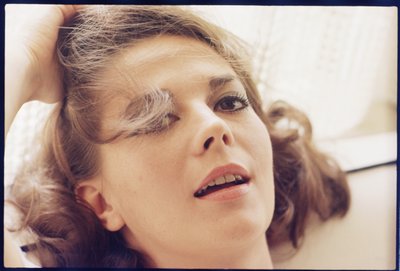 Natalie Wood derhjemme med hovedet på puden af Orlando Suero