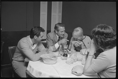 Paul Newman, Mort Sahl og Joanne Woodward spøger ved middagen af Orlando Suero