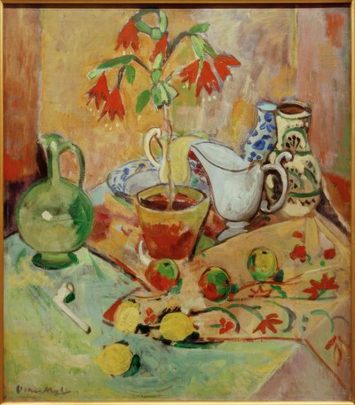 Stilleben med en potteplante og kander, frugter og en pibe af Oskar Moll