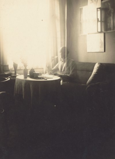 [Oskar Schlemmer sidder ved et bord med kaffeservice på Prellestrasse]. af Oskar Schlemmer