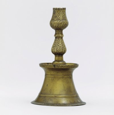 En osmannisk messing lysestage, halsen med indskåret arabesk dekoration stiger op i form af en tulipan af Ottoman School
