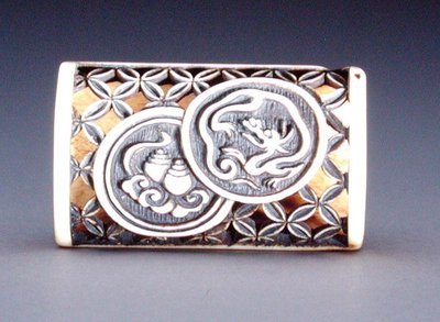 Netsuke med gennembrudt design, o.1870 (hjort-antler) (forside af 208395) af Ozaki Kokusai