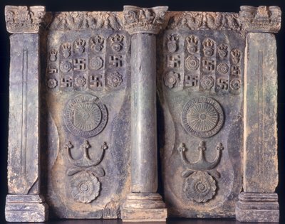 Frise, der viser Buddhas fodspor, Gandhara 1. til 5. århundrede e.Kr.; af Pakistani School